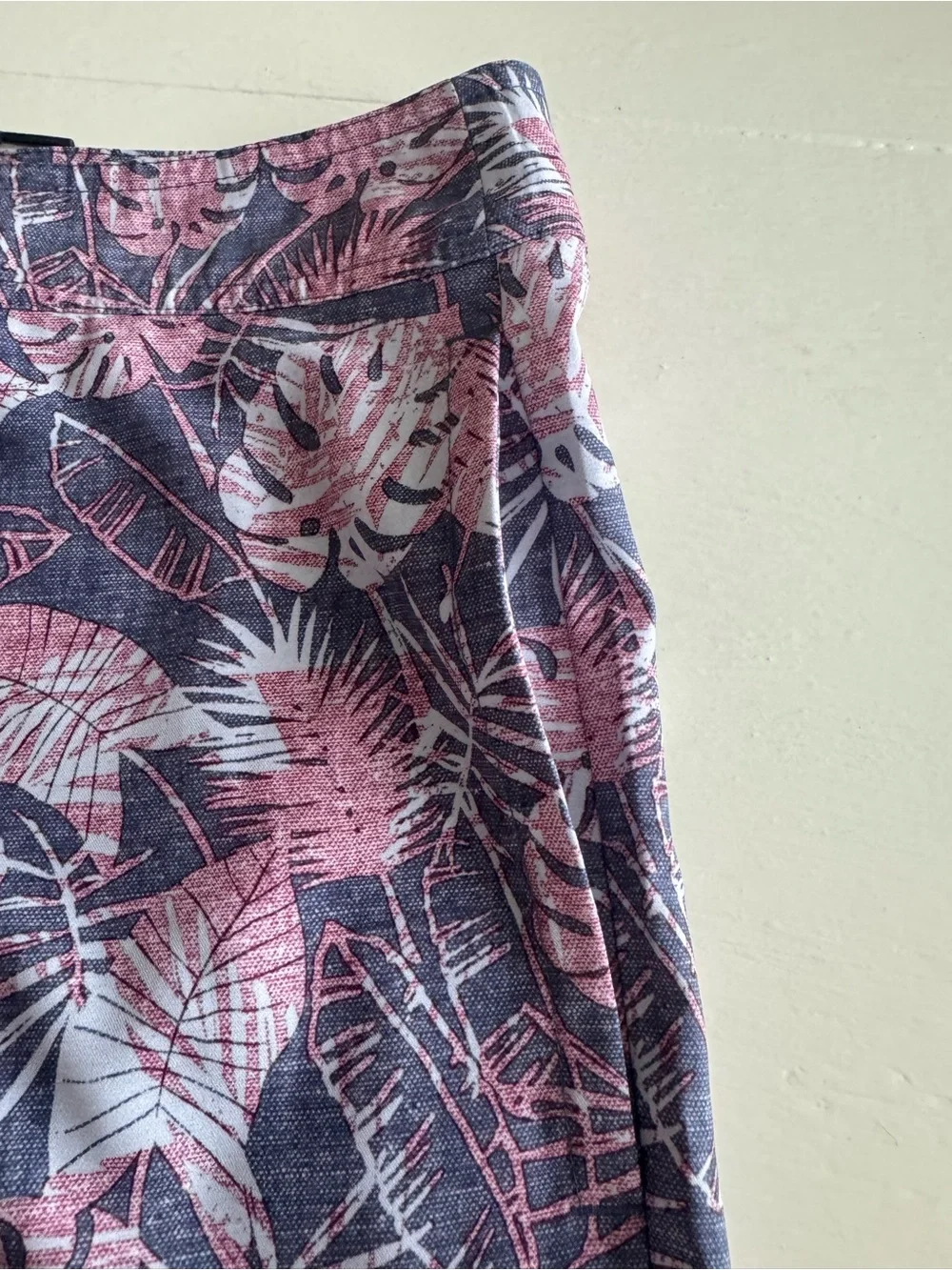 Travis Mathew Hawaiian Board Shorts Swim Trunks Size 34 Gray Pink with 10”Inseam